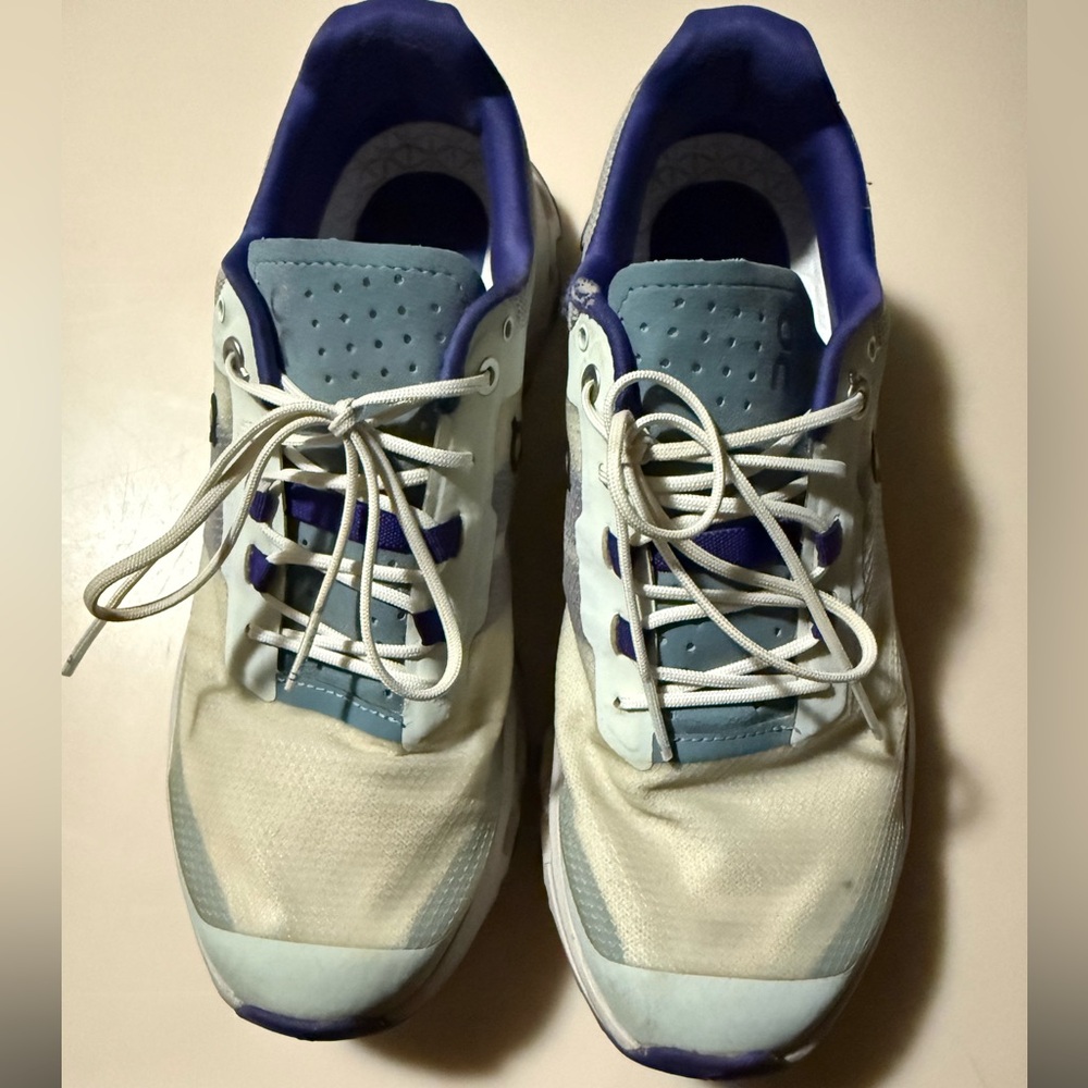 On Cloudvista running shoe in Frost/Mineral